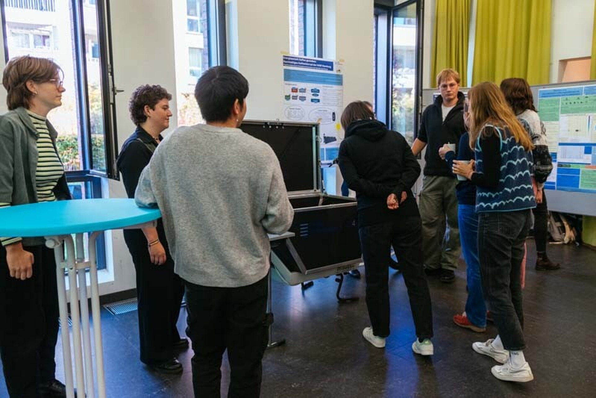 
                                                Vorm Velow Brew stehen Teilnehmende
                                            