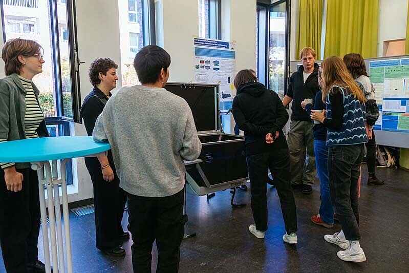 Vorm Velow Brew stehen Teilnehmende