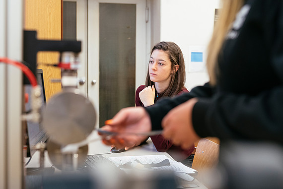 Studierende der Fakultät Design, Medien und Information im Textilprüflabor