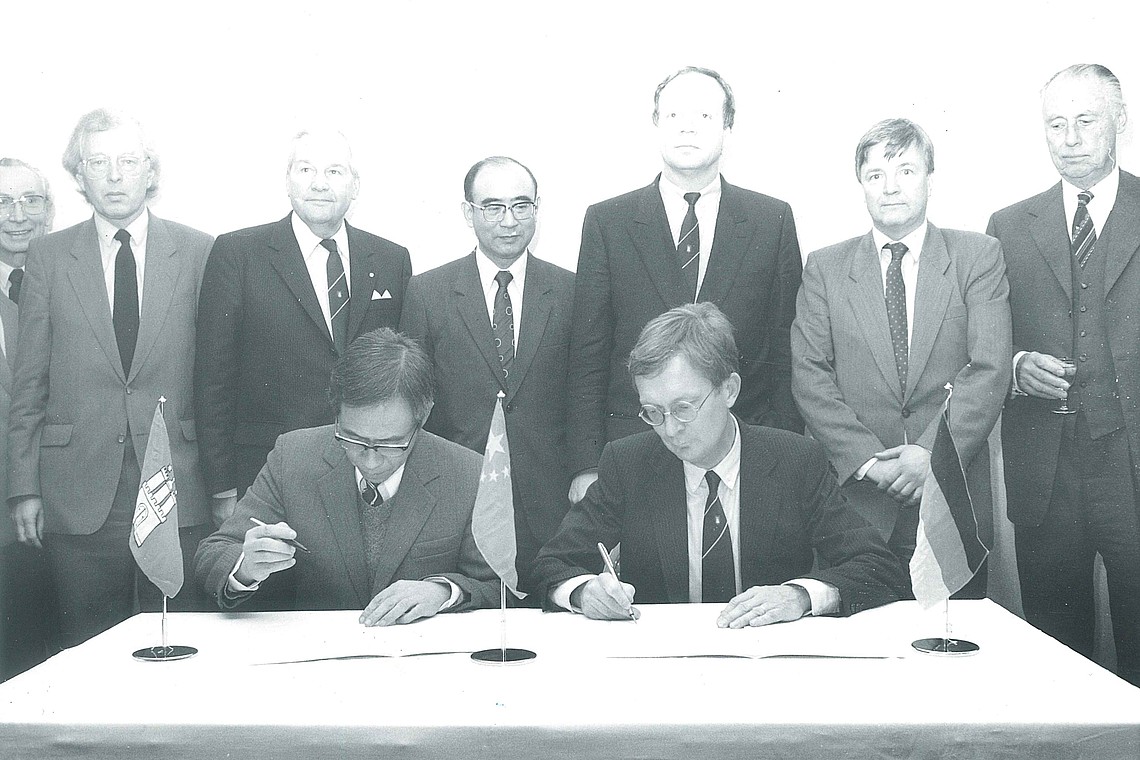 1985 - Xu Quiang, Präsident des SIMT, und FH-Präsident Prof. Dr.-Ing. Rolf Dalheimer unterzeichnen den Kooperationsvertrag.