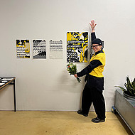 
                                Barrierefreiheit wird im Design oft nur als technisches „Add-on” für Websites verstanden. Jana Konrad war das zu wenig. In ihrer Abschlussarbeit „Experiments in_visibility“ erforscht sie, wie man den Entdeckungsprozess von Grafikdesign fühlbar machen kann. 
                            