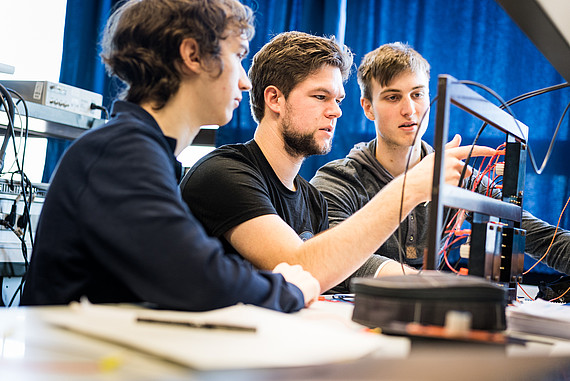 Labor   Prof. Kölzer und  Studierendengruppe, Labor für Digitale Schaltungstechnik