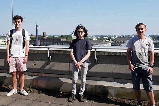 
                Die Sonderpreisträger Moritz Ahrens, Bela Kaut, Julian Jochens posieren für ein Foto an der HAW Hamburg.
            