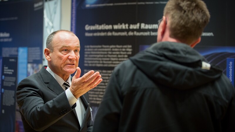 Prof. Peter Möller erklärt Jugendlichen und Lehrern Physik im Einstein-Forum