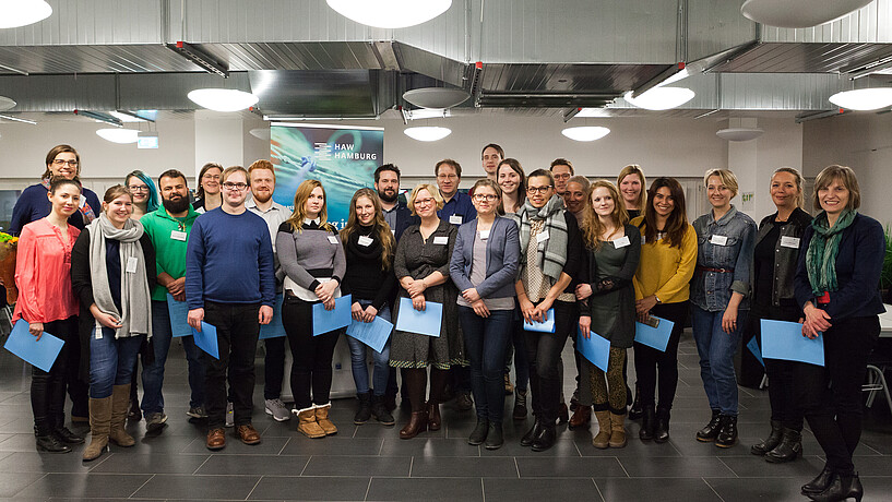 Das Foto zeigt die teilnehmenden Mentees und Mentor*innen des Durchgangs Oktober 2017 bis September 2018 bei der feierlichen Auftaktveranstaltung in der Versammlungsstätte am Standort Alexanderstraße. 