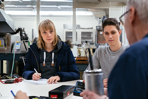 Studierende des Departments Maschinenbau und Produktion im Labor Fertigungstechniken