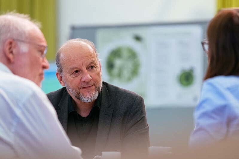 Eine Arbeitsgruppe zum zkh-Projekt wird gezeigt