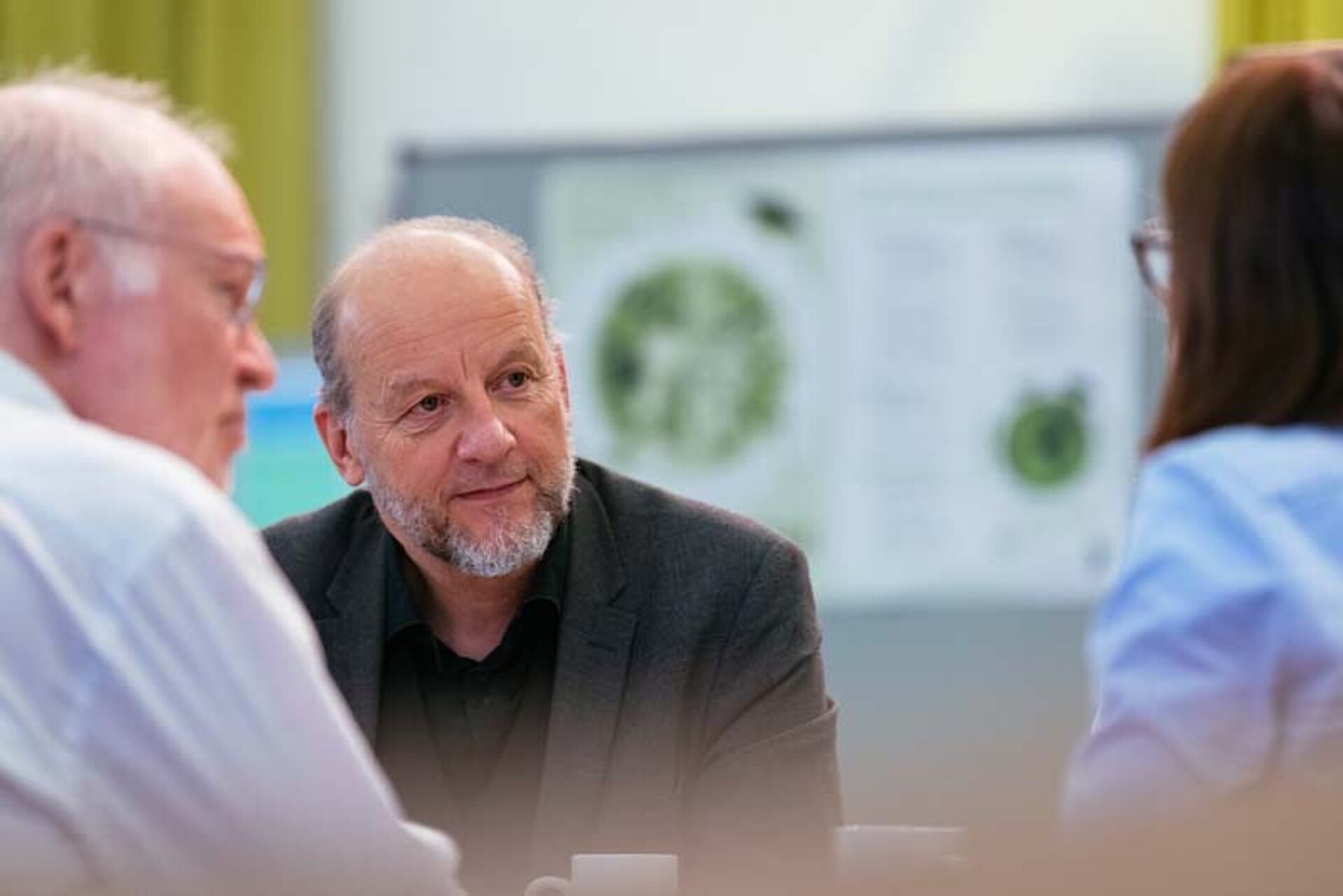 
                                                Eine Arbeitsgruppe zum zkh-Projekt wird gezeigt
                                            