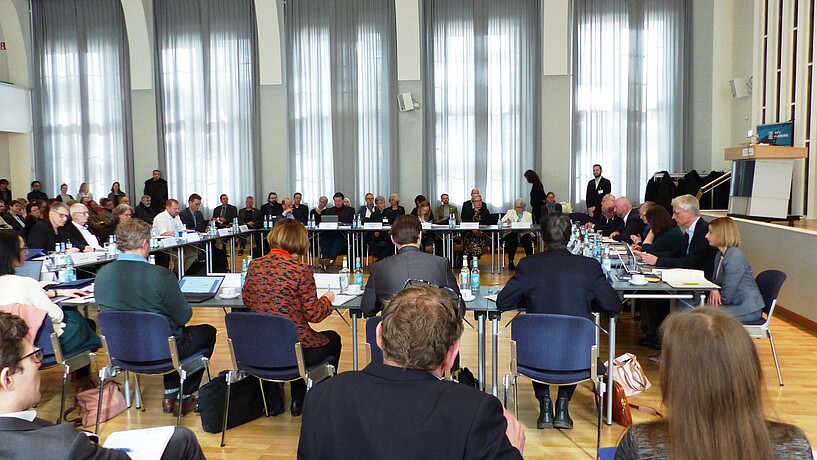 Im Rahmen der Begehung fand am Dienstagvormittag in der Aula Berliner Tor 21 ein hochschulöffentlicher Termin mit Senatorin Katharina Fegebank, Mitgliedern des Präsidiums, Vertreter*innen des Hochschulrats sowie der Wissenschaftsbehörde statt, zu dem viele interessierte Hochschulangehörige kamen.