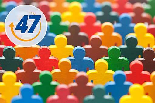 
                Viele verschiedenfarbige Figuren stehen eng beieinander.
            