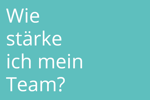 
                Auf einer blauen Kachel steht der Text "Wie stärke ich mein Team?"
            