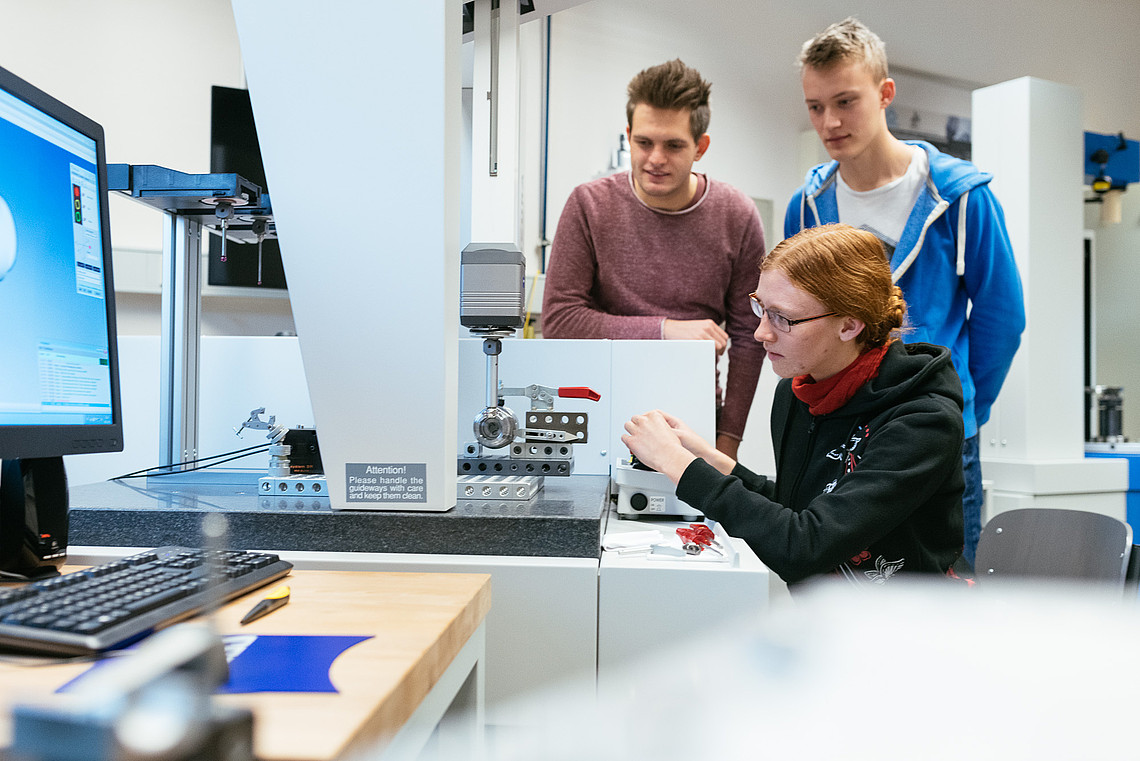 Studierende des Departments Maschinenbau und Produktion im Labor Fertigungstechniken