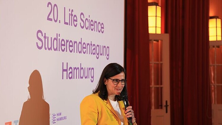 Die neue Senatorin für Wissenschaft, Forschung und Gleichstellung, Maryam Blumenthal, sprach zu uns und überreichte einige Preise. 