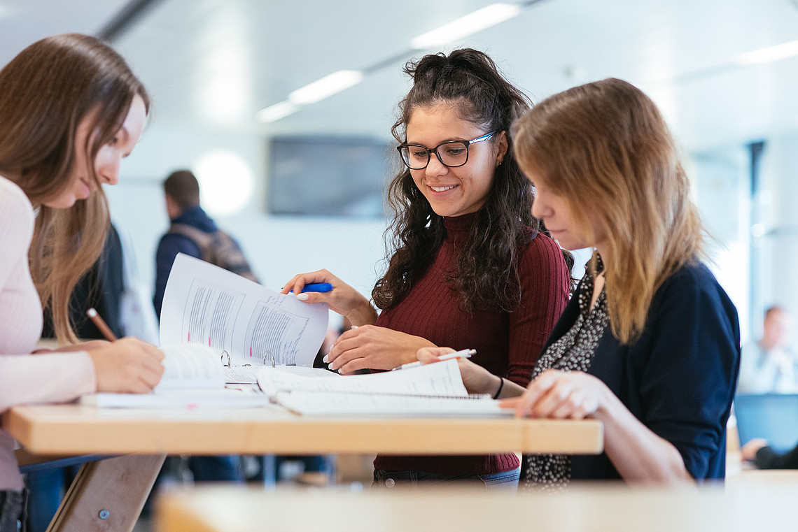 Studierende des Studiengangs Public Management in der Mensa