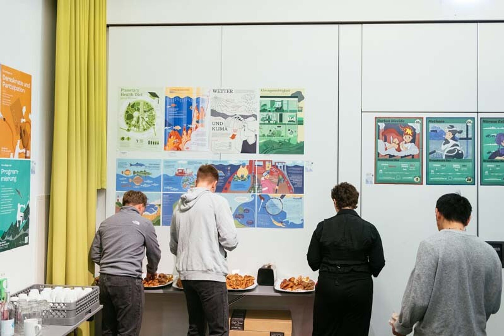 
                                                Das Catering steht vor den Plakaten der Illustration for Future
                                            