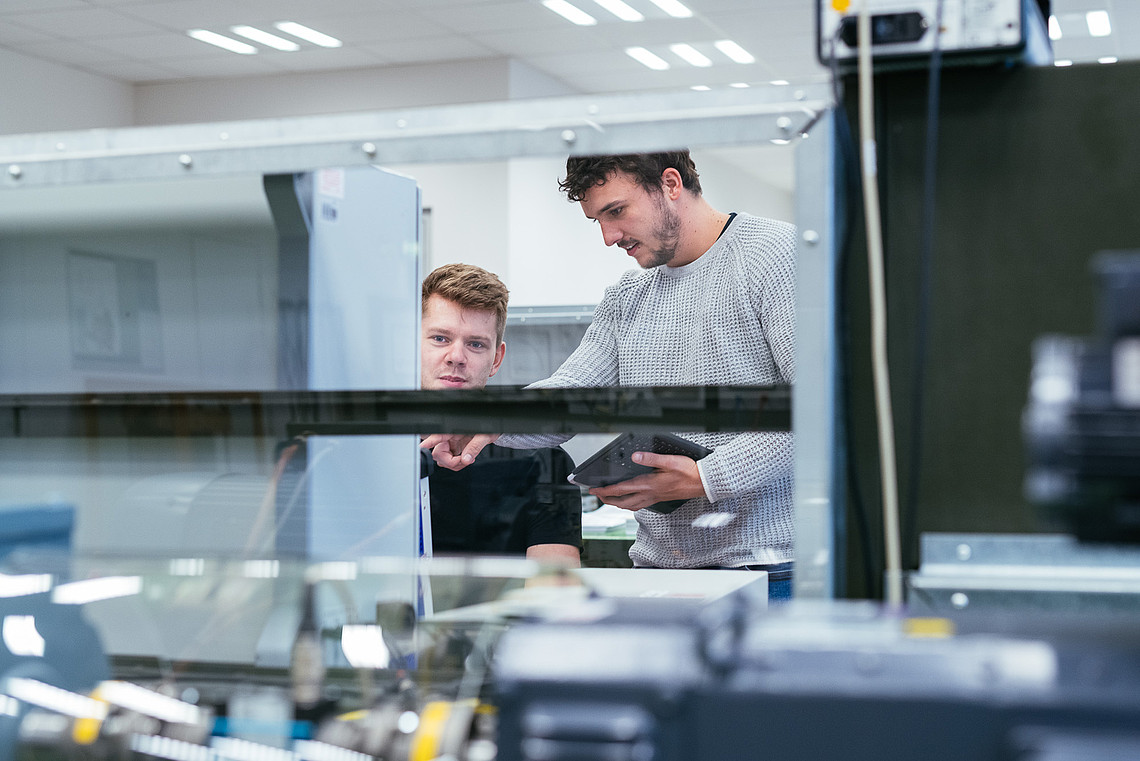 Studierende des Departments Informations- und Elektrotechnik im Labor Energietechnik