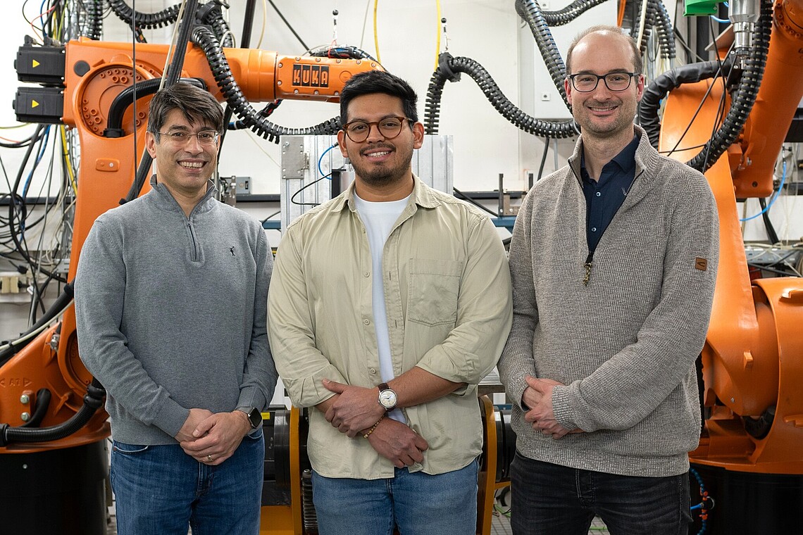 Student mit zwei Lehrenden im Labor