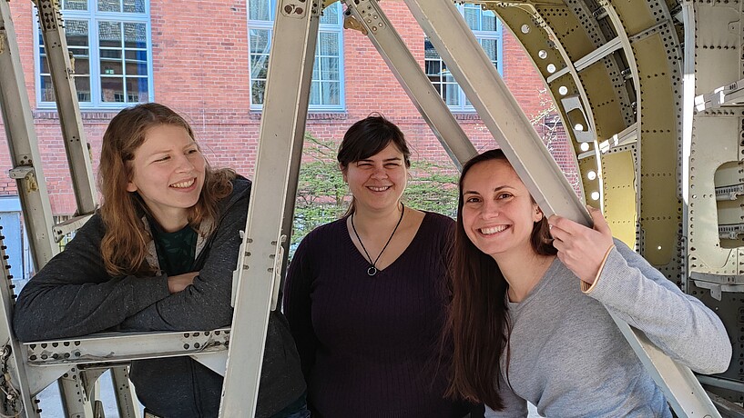 Marlene Bartschies (links) mit Brianna Dias (Mitte) und Anna Solod (rechts) von der Frauennetzwerkgruppe EWA (Engineering Women’s Alliance) der HAW Hamburg.
