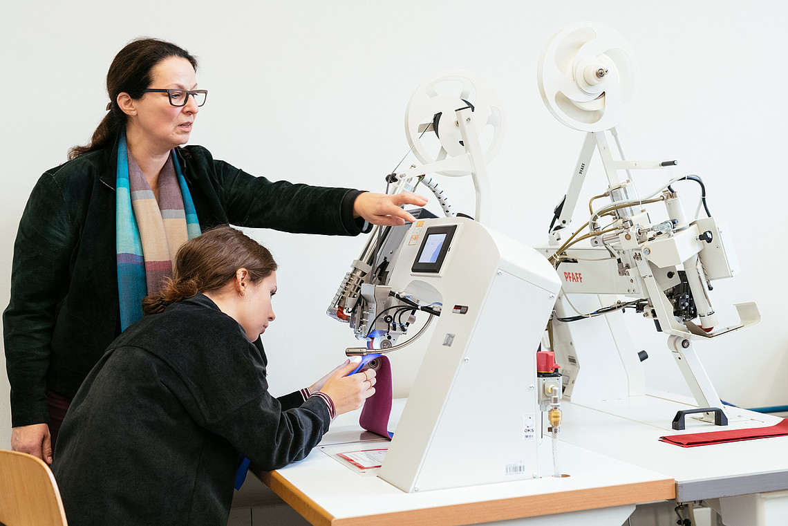 Studierende des Studiengangs Bekleidung - Technik und Management des Depatments Design im Labor Fertigungstechnik