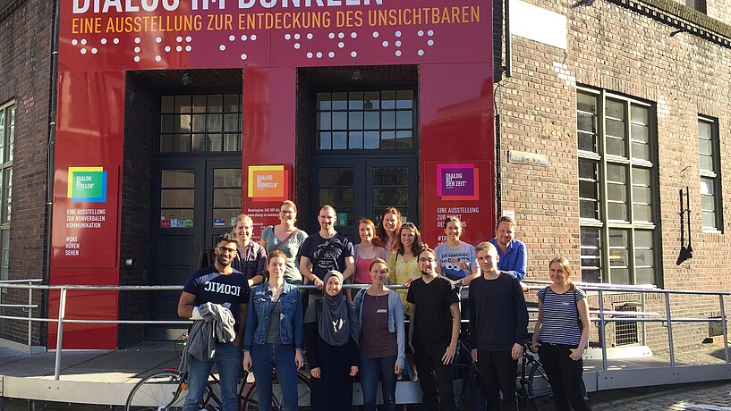 Das Gruppenfoto zeigt die Teilnehmenden der Exkursion zum Dialoghaus in der Hafencity im Sommer 2019.