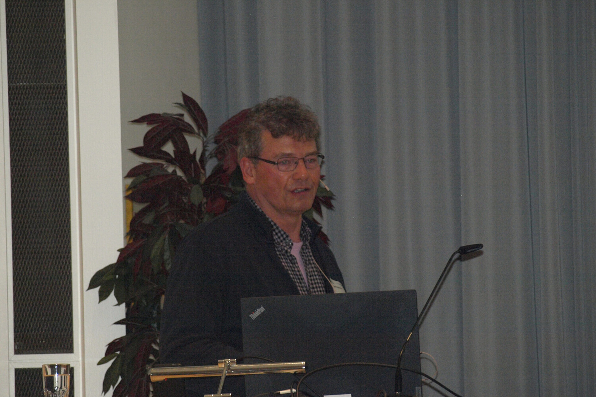 
                                                Dr. Jens Radvan
                                            