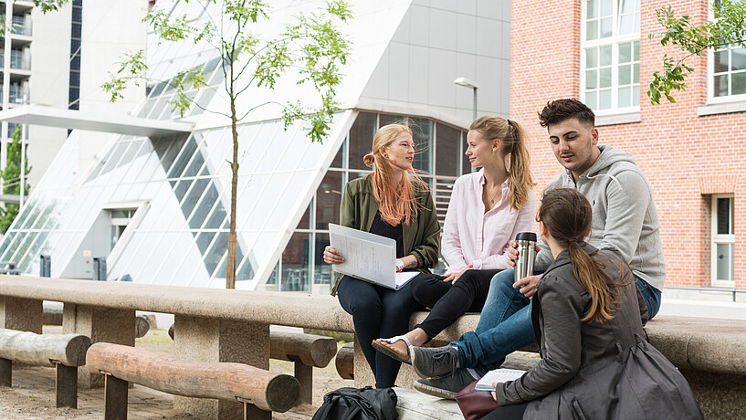 Studierende vor dem Berliner Tor 5