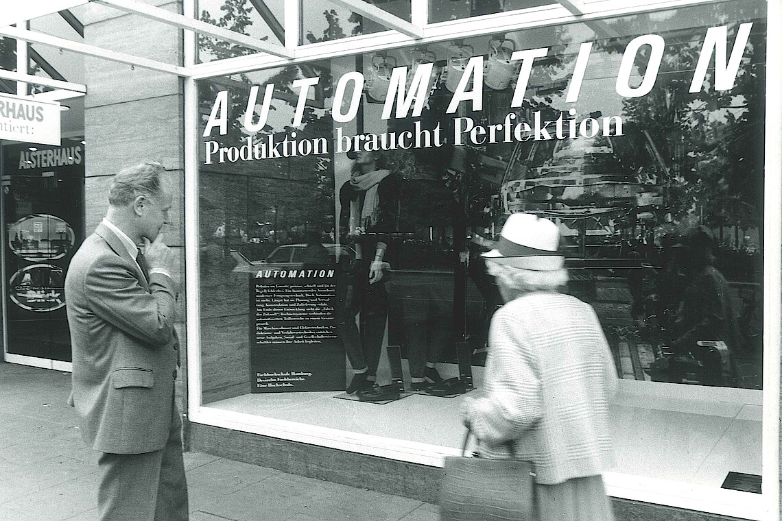 Die Jungfernstieg-Schaufenster des Alsterhaus diensten im September 1987 als Ausstellungsfläche für die FH Hamburg.