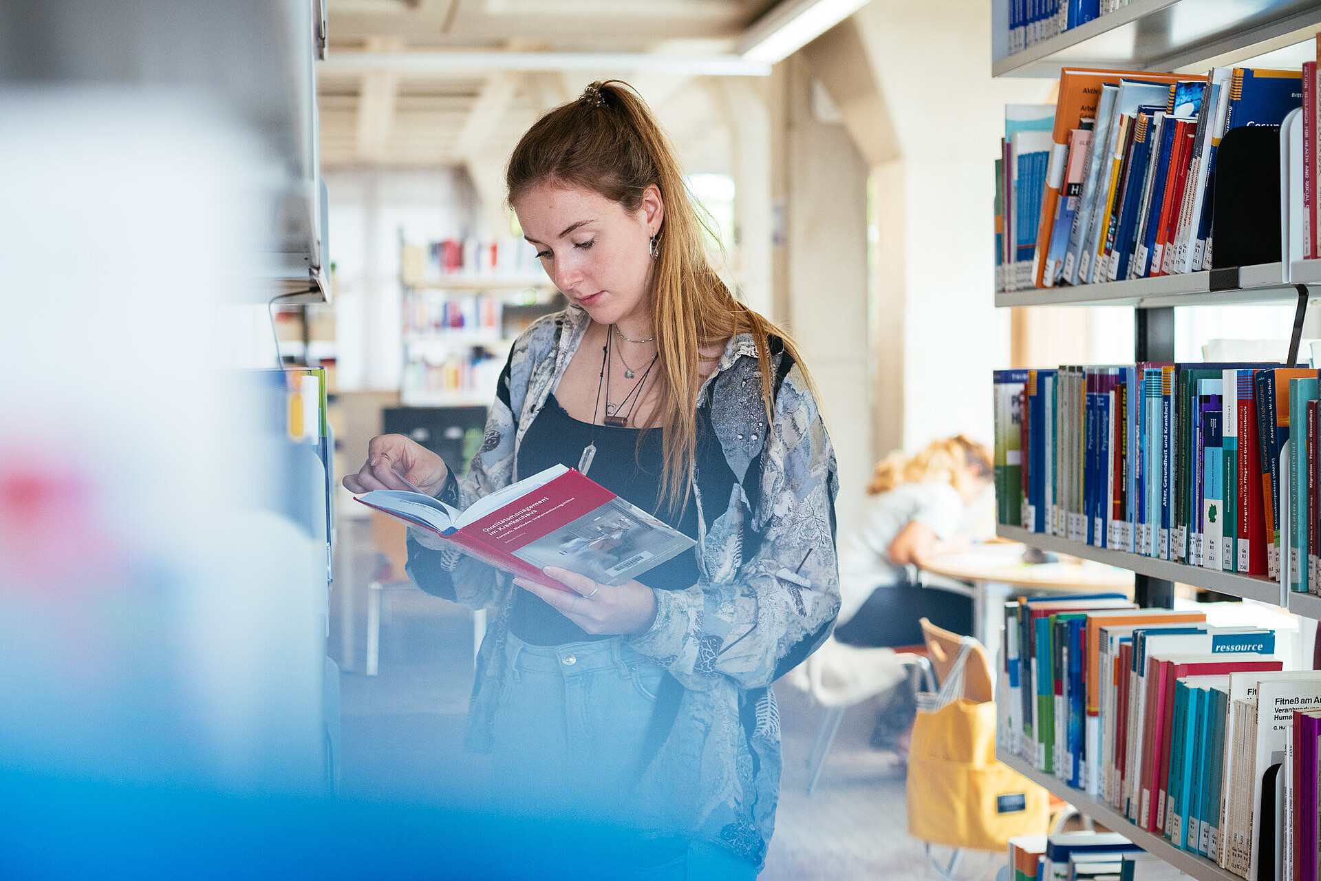 
                                                Studierende auf dem Campus der HAW Life Sciences
                                            