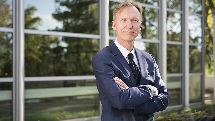 rof. Dr. Ralf Reintjes, Epidemiologe an der Fakultät Life Sciences, erhielt für seine andauernde Gesundheitsberichterstattung während der Covid-19 Pandemie die hohe Auszeichnung.