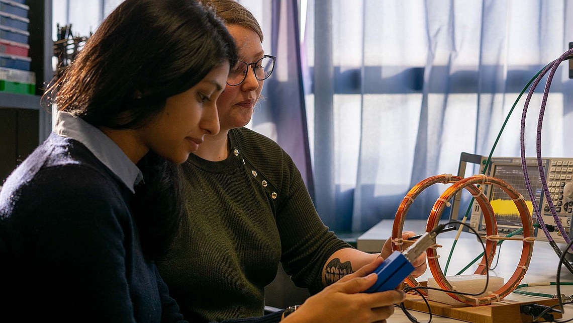 Studentinnen lesen Werte von Messgerät ab