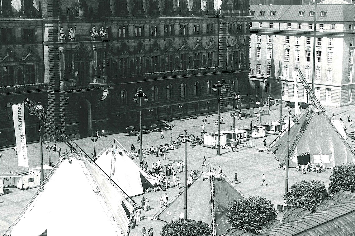 1989 stellten sich die Hamburger Hochschulen auf dem Rathausmarkt vor. Hier zu sehen ist der Aufbau der Stände und Ausstellungszelte.