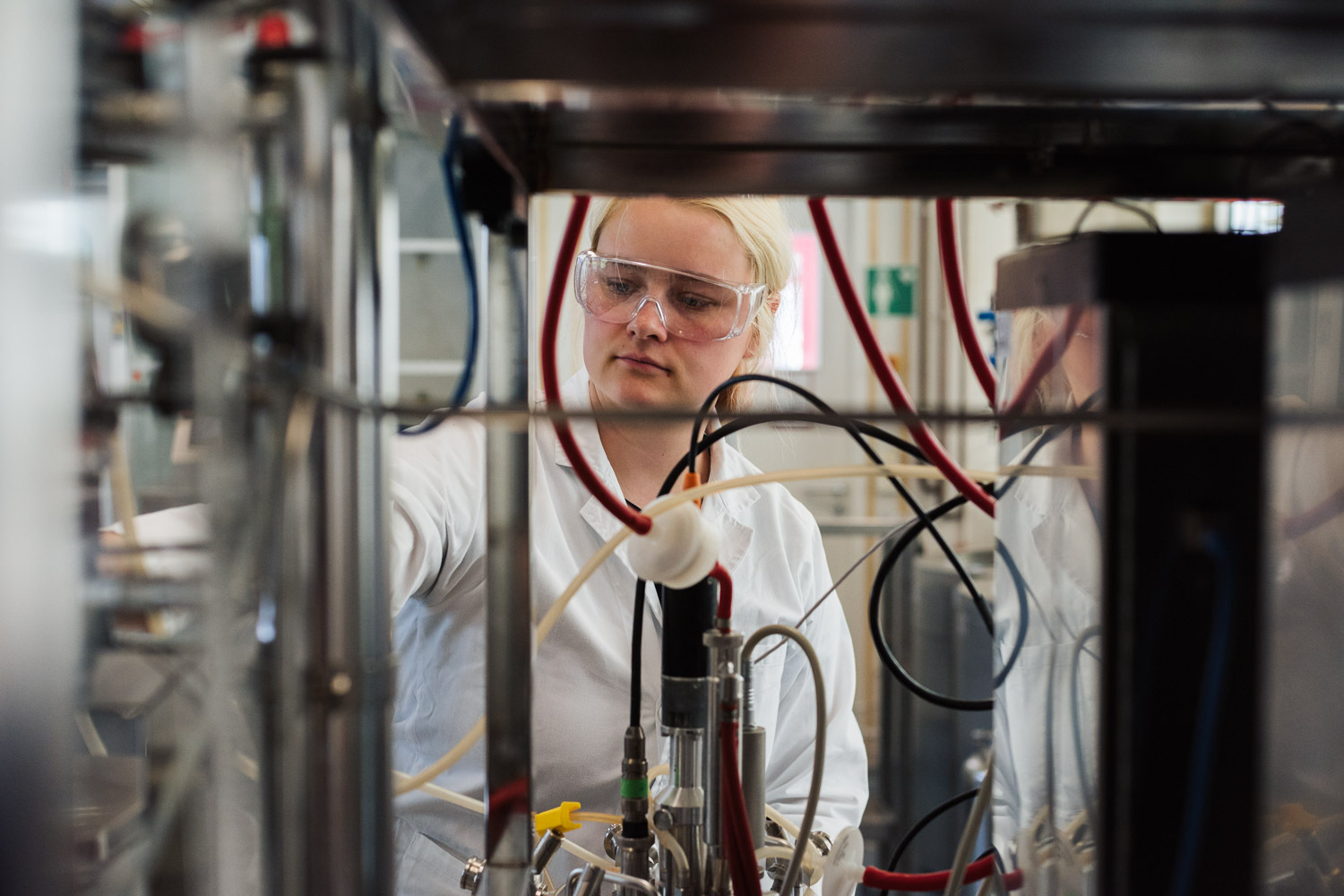 
                Studentin im Labor für Bioprozessautomatisierung
            