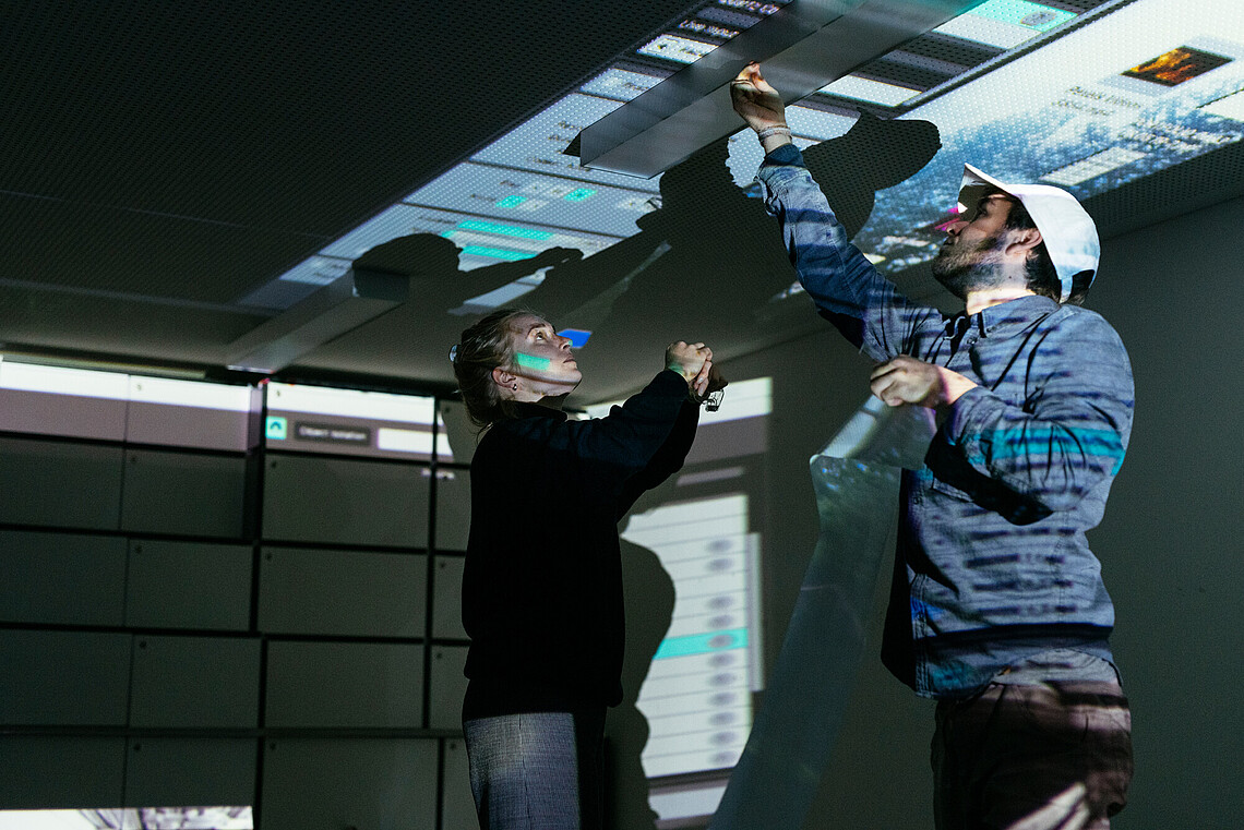 Studierende der Fakult&auml;t Design, Medien und Information im Labor audiovisuelle Medien