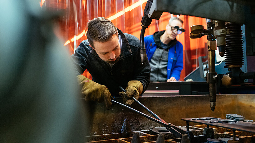 Studierende und Angestellte des Departments Maschinenbau und Produktion im Labor Fügetechnik