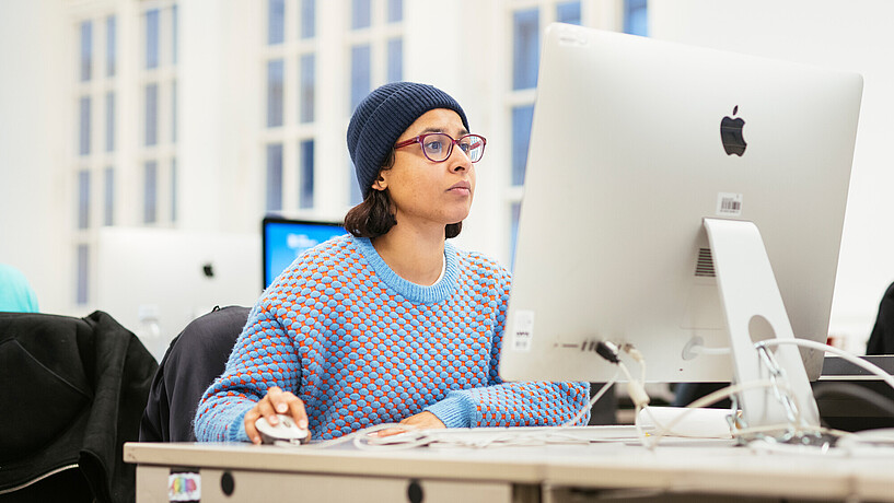 Studierende der Fakultät Design, Medien und Information im Computerlabor