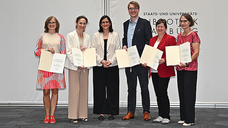Die Gewinner*innen des Hamburger Lehrpreises 2025 mit der Wissenschaftssenatorin Maryam Blumenthal (in der Mitte) 