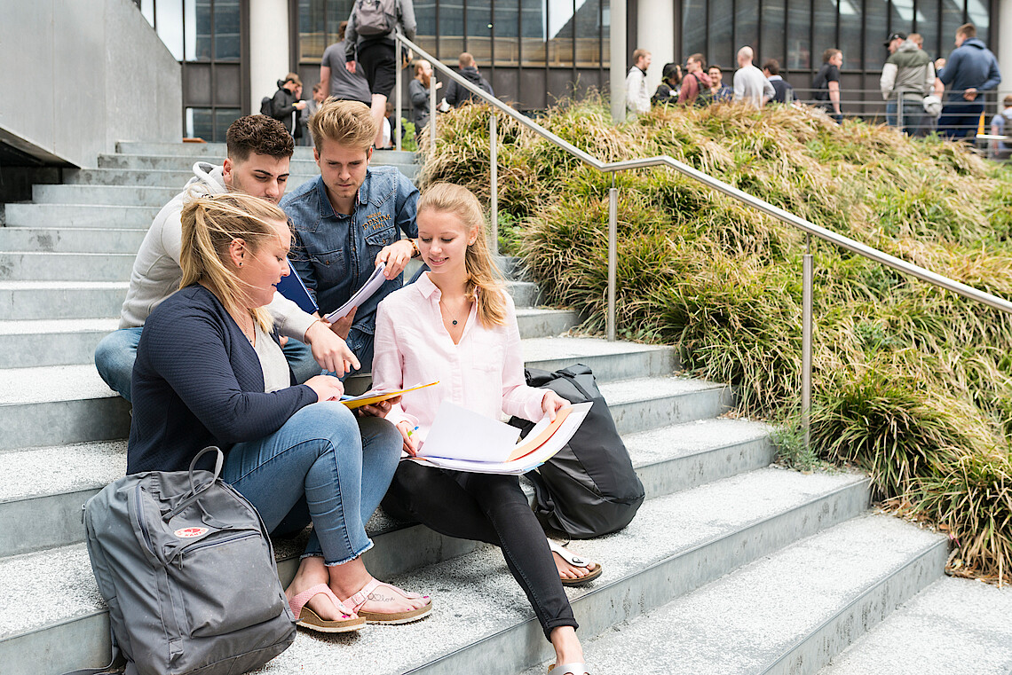 Students at the Berliner Tor Campus