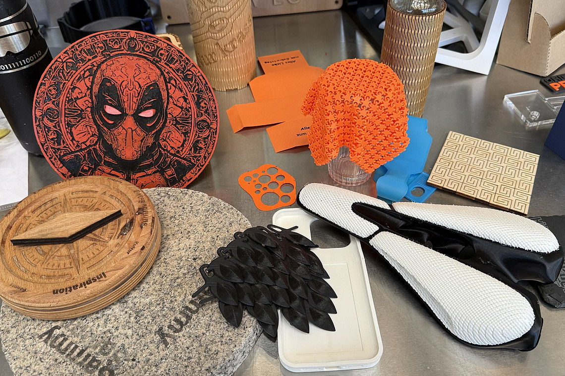 Verschiedene 3D-gedruckte und gefräste/gelaserte Objekte