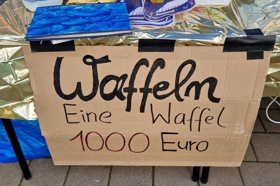Das Foto zeigt einen Waffelstand, an dem Waffeln zum Preis von 1000 Euro angeboten werden.