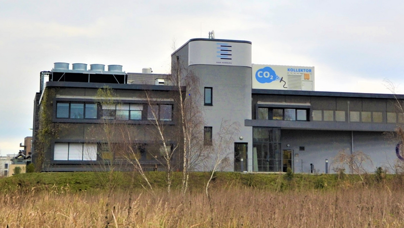 Abbildung eines Gebäudes am Technologiezentrum des Energie-Campus in Bergedorf. Auf dem Dach des neuen Gebäudes ist die neu angebrauchte Anlage zur CO2 Gewinnung zu sehen.