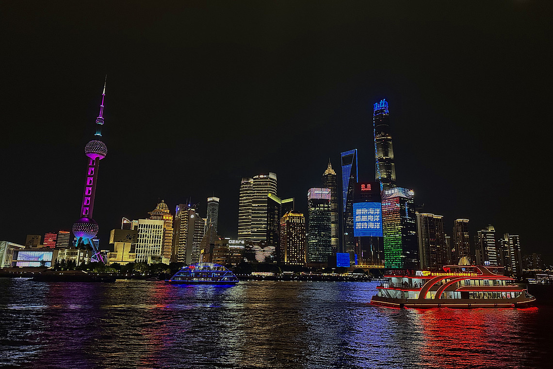 Wie bunt sie leuchtet - die Skyline von Shanghai