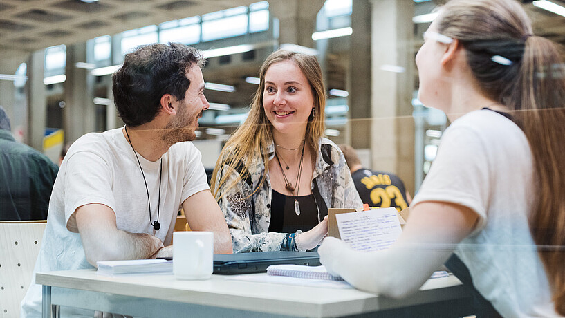 Studierende auf dem Campus der HAW Life Sciences