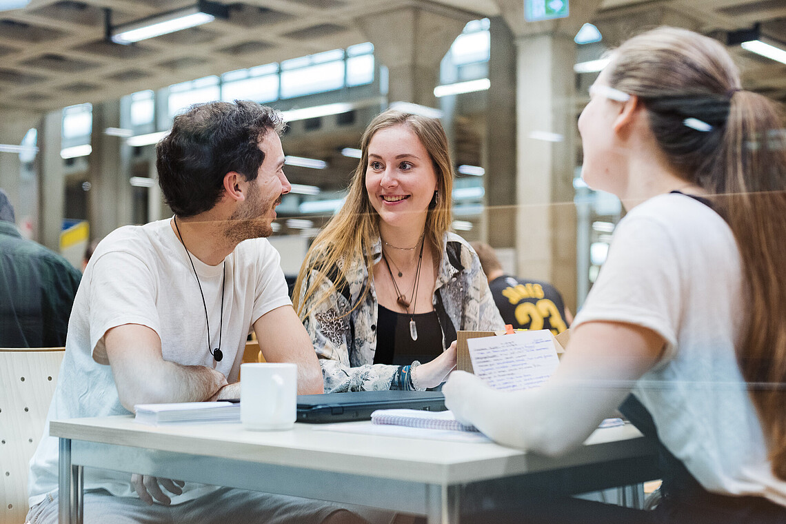 Studierende auf dem Campus der HAW Life Sciences