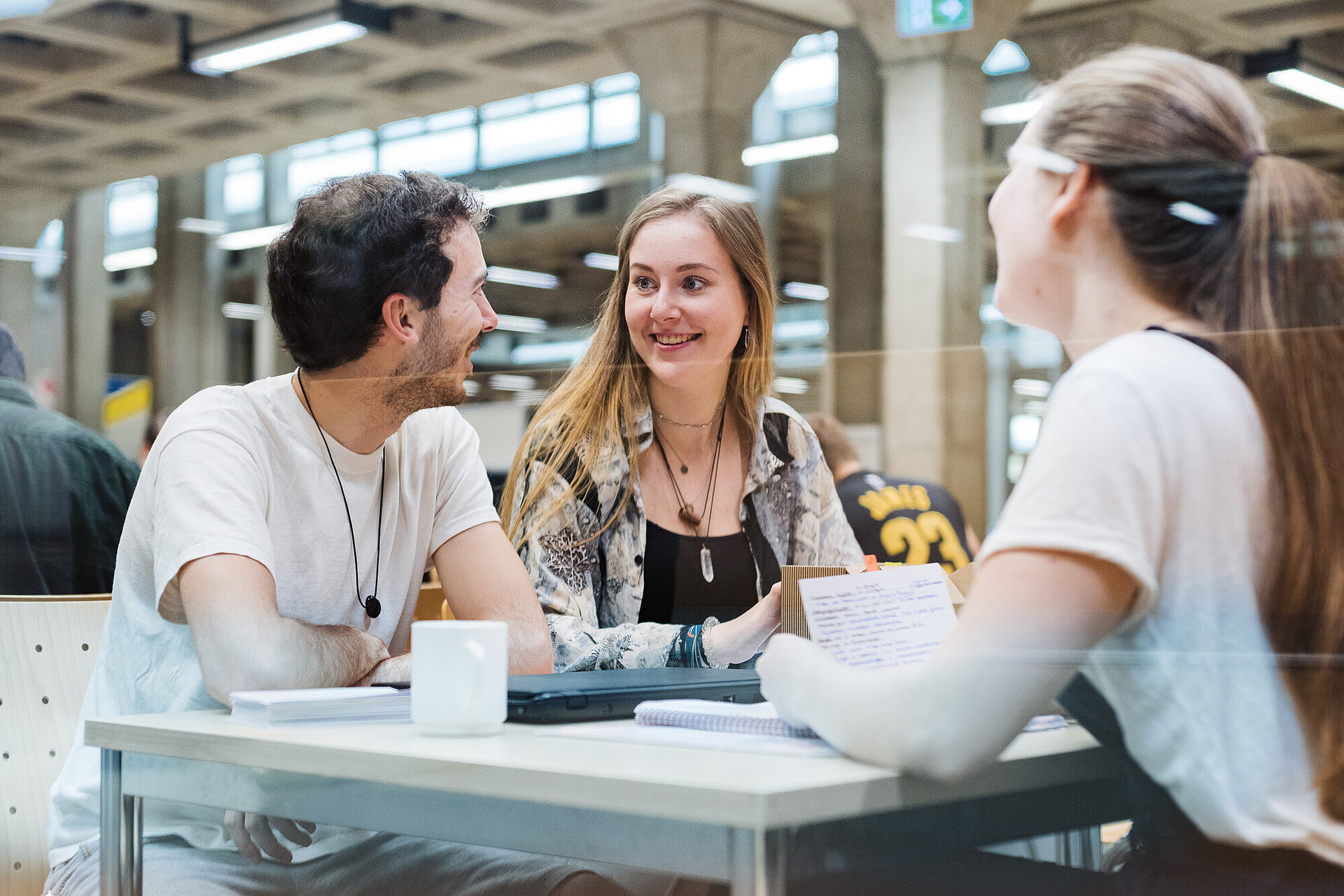 
                                                Studierende auf dem Campus der HAW Life Sciences
                                            