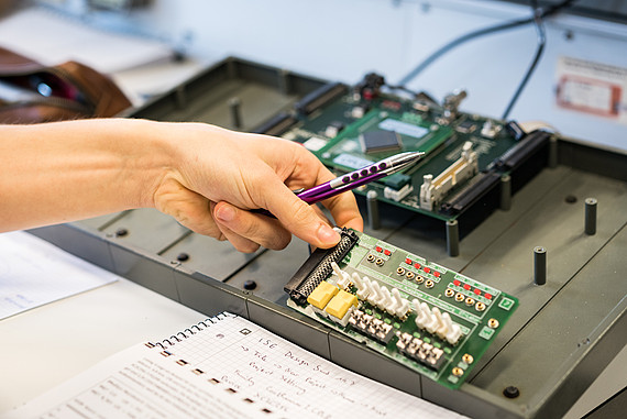 Labor Prof. Lutz Leutelt und Studierendengruppe, Labor für Digitaltechnik und Systeme