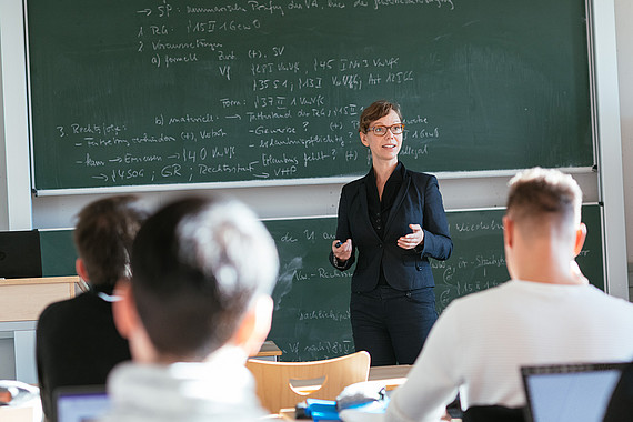 Studierende des Studiengangs Public Management bei der Vorlseung "Besondere Betriebswirtschaftslehre der öffentlichen Verwaltung" bei Prof. Dr. Kerstin Prechel