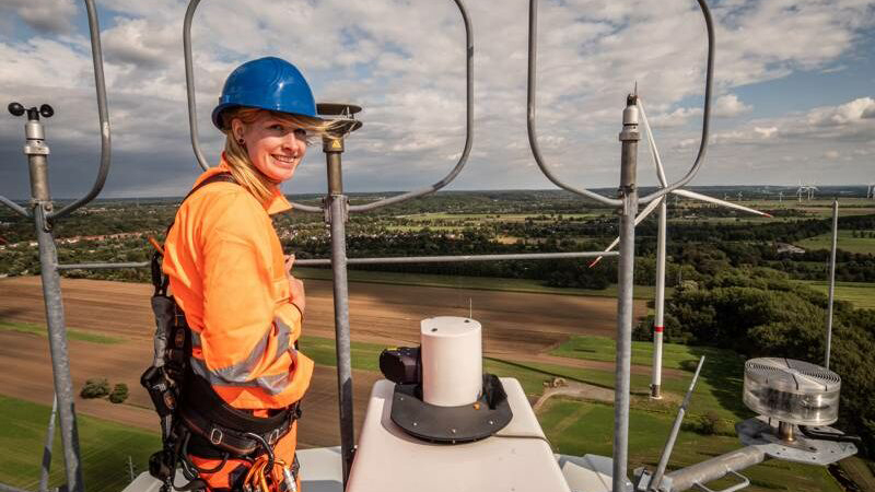 Inga Reinwardt auf einer Windenergieanlage im Windpark Curslack