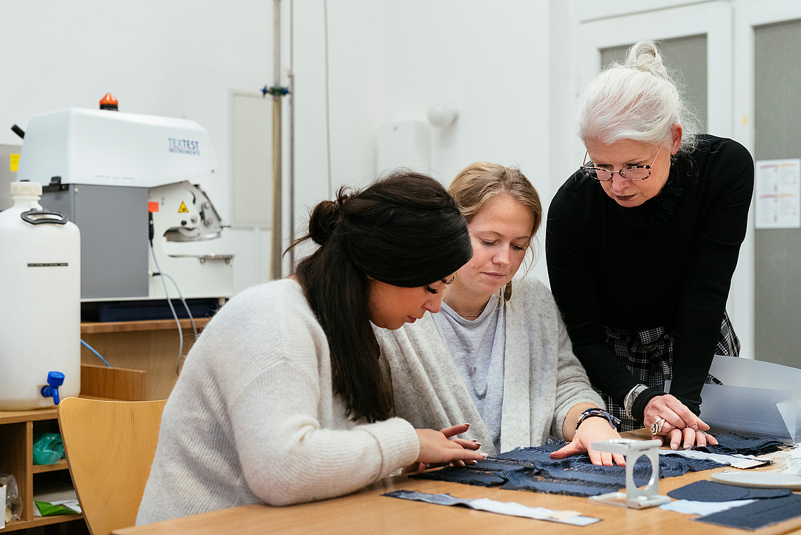 Studierende der Fakultät Design, Medien und Information im Textilprüflabor