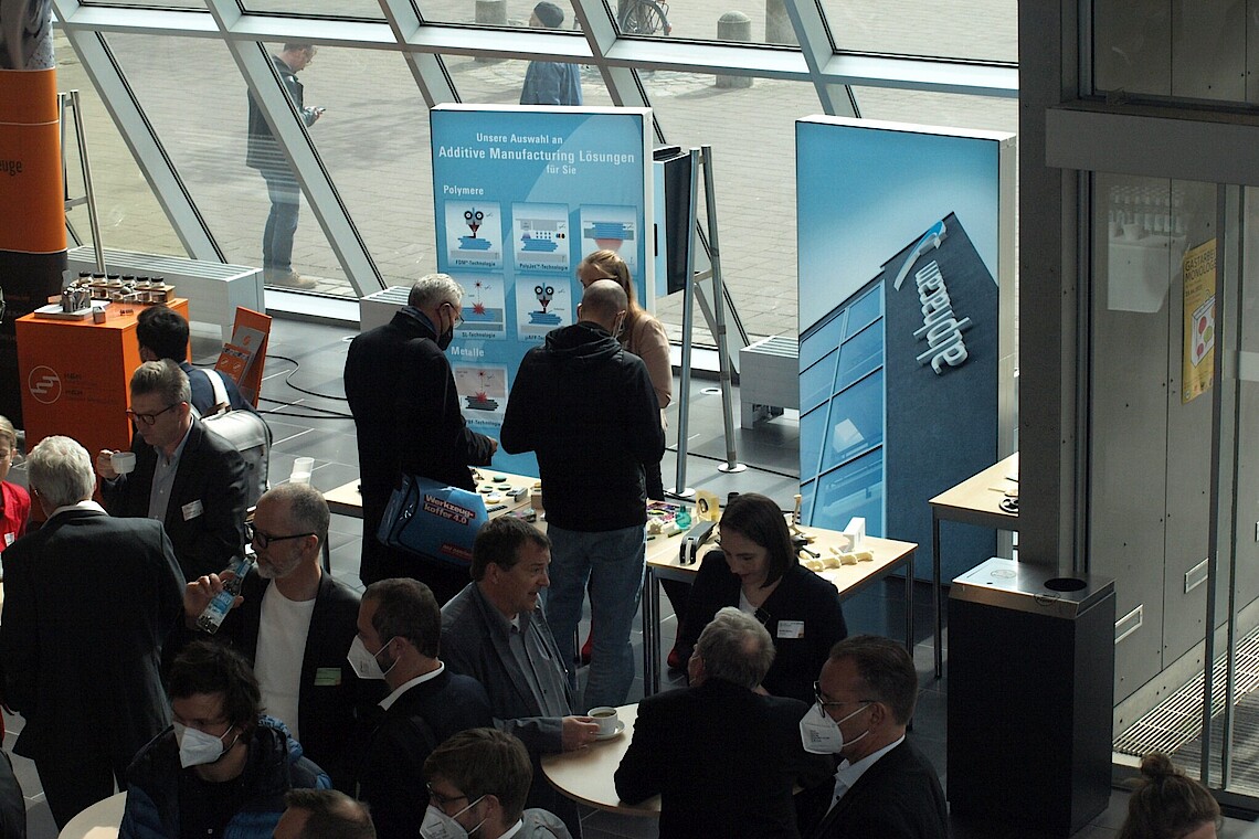 Ausstellung Personen in der Ausstellung der Fachtagung
