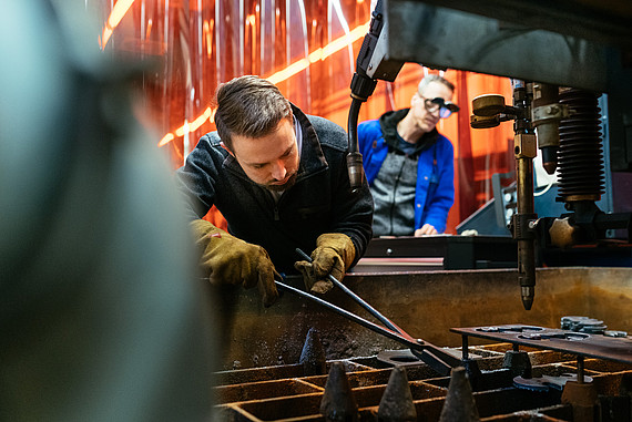 Studierende und Angestellte des Departments Maschinenbau und Produktion im Labor Fügetechnik